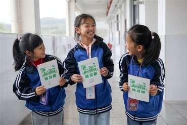 菜鸟回收快递包装变身绿色作业本 首批5万本送达江西寻乌乡村学校